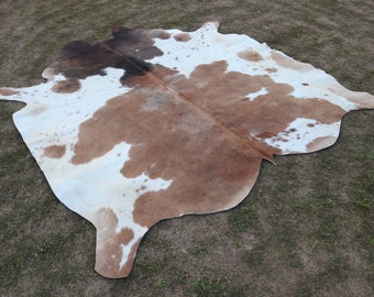 Tapis unique en peau de vache, tapis brésilien en peau de vache marron et blanc, tapis tricolore en peau de vache pour la décoration intérieure, poils beiges et blancs sur moquette douce