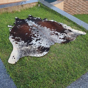 Real Tricolor Cowhide Rug for Home Decor Brown and White Genuine Cowhide Skin Rug Luxury Cowhide Floor Area Rug Large Brindle Cow Rug