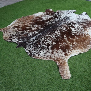 Alfombra exclusiva de piel de vaca moteada en marrón y blanco: lujosa piel de vaca atigrada con pelo sobre piel de vaca para sala de estar: alfombra brasileña natural para el piso