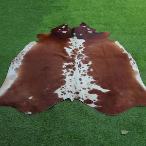 Tappeto in pelle di mucca naturale marrone e bianco per l&#39;arredamento della casa occidentale Tappeto in pelle di mucca di lusso Tappeto in pelle di mucca brasiliana con pelo Tappeto in pelle di mucca tricolore