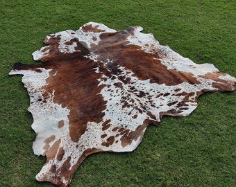 Vera pelle di mucca tricolore marrone e bianca. Tappeto in vera pelle di mucca, grande tappeto per pavimenti. Pelle di mucca per l'arredamento del soggiorno.