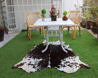 Tapis tricolore en peau de vache - Cuir de vache marron foncé et blanc - Tapis en peau de vache marron moucheté - Tapis pour projet d'ameublement - Tapis de salon