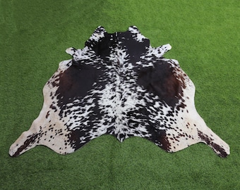 黒と白の本物の牛革ラグ 高級な毛付き牛革フロアエリアラグ 本物の三色牛革ラグ 家庭装飾用 斑点模様の大きな牛革ラグ