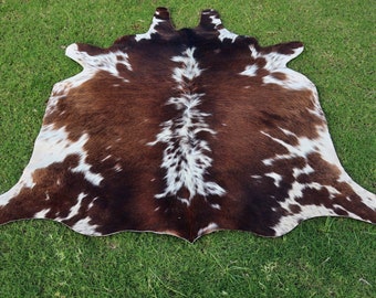 Tapete de couro bovino tricolor - marrom e branco - couro bovino genuíno - tapete com pelo - tapete para sala de estar - tapete de couro bovino com decoração country