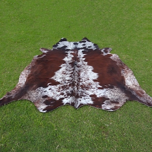 Tappeto in pelle di mucca marrone e bianco con pelo tigrato su pelle di mucca, tappeto in pelle di mucca di lusso tricolore, tappeto in vera pelle di mucca per l&#39;arredamento della casa