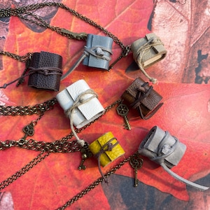 Handgemaakte leren mini-boekjesketting – kleine dagboekhanger met sleutelhangertje