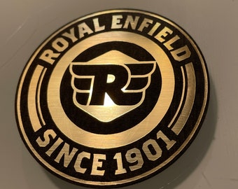 Pulsante emblema Royal Enfield Batch - plastica molto elegante tagliata al laser con riproduzione in acciaio inossidabile/ottone