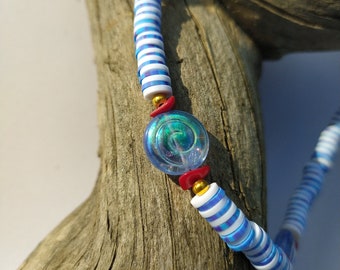 Collier de perles fimo fait main : cadeau de bijoux corail et bleu-blanc