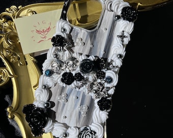 すべてのブランドに対応した、ブラック＆シルバーのスカルゴシックデコデン携帯ケース