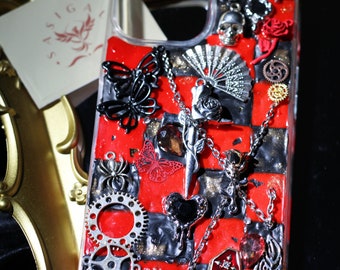 すべてのブランドに対応した赤と黒のゴシックなデコデン携帯ケース