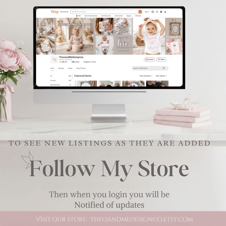 K&ouml;nnte beinhalten: Ein Computermonitor, der eine Etsy-Shop-Seite anzeigt, mit einem Blumenarrangement und gestapelten B&uuml;chern im Vordergrund. Der Shop hei&szlig;t "TheoandMeDesignco". Text auf dem Bildschirm enth&auml;lt "Featured items" und "love". Der untere Teil des Bildes lautet "Follow My Store".