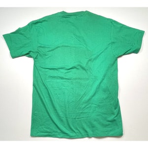 K&ouml;nnte beinhalten: Ein einfarbiges gr&uuml;nes T-Shirt mit kurzen &Auml;rmeln.