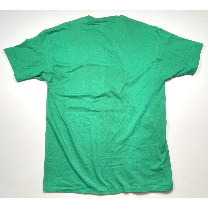 K&ouml;nnte beinhalten: Ein einfarbiges gr&uuml;nes T-Shirt mit kurzen &Auml;rmeln.