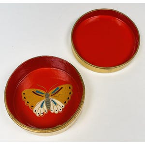 VTG 4&quot; Round Gold Lidded Trinket BOX w/ Handpainted Butterfly Interior Red EUC