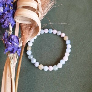 Peut inclure: Un bracelet délicat composé de perles de pierres précieuses bleu clair, rose et blanc. Le bracelet est fait de pierres naturelles et est parfait pour un usage quotidien.