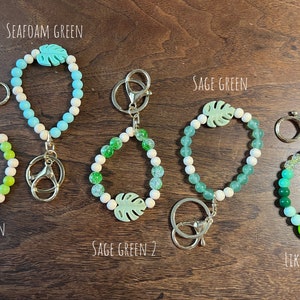 Boho Monstera Plant Silicone and Wood Stretchy Keychain Bracelet | Beaded bracelet keychain, plant keychain, monstera plant keychain