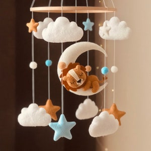 Móvil de león: Móvil de bebé Simba de fieltro hecho a mano, decoración de guardería con forma de luna.