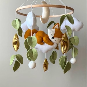 Móbile de Raposa: Animais da Floresta, Lua e Estrelas - Decoração para Berço de Bebê - Feito à Mão em Feltro e Personalizado