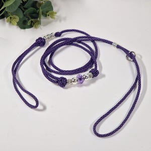 Può includere: Guinzaglio per cani in corda viola con perline d'argento e una perla di cristallo viola.