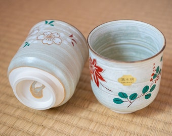 Vintage Teetassen japanische Handarbeit von Meister Saito Unraku | Set von 2 Tassen Kirschblüte und Herbstlaub hergestellt in Kyoto