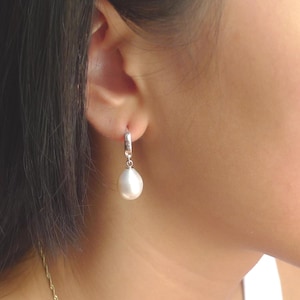 Perle Silber Hoop Ohrringe / Sterling Silber Ohrringe / AAA weiße Teardrop Ohrringe / Perle baumeln Ohrring / Geschenk für Sie / Geschenk für Freunde / E04
