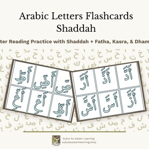 Puede incluir: Tarjetas did&aacute;cticas de letras &aacute;rabes Shaddah Letter Reading Practice with Shaddah + Fatha, Kasra, & Dhamma. Dos cuadr&iacute;culas rectangulares muestran caracteres &aacute;rabes con diacr&iacute;ticos sobre un fondo de letras &aacute;rabes en color marr&oacute;n claro.