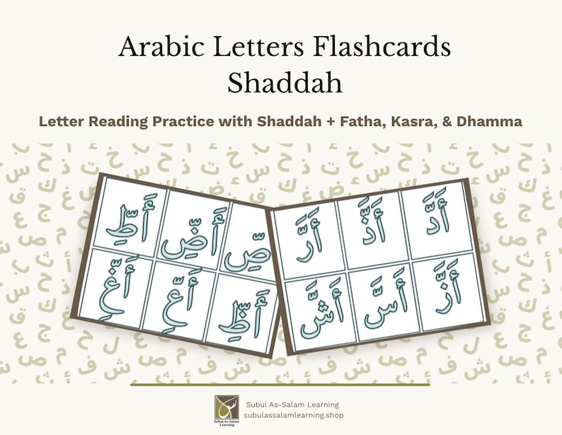 Puede incluir: Tarjetas did&aacute;cticas de letras &aacute;rabes Shaddah Letter Reading Practice with Shaddah + Fatha, Kasra, & Dhamma. Dos cuadr&iacute;culas rectangulares muestran caracteres &aacute;rabes con diacr&iacute;ticos sobre un fondo de letras &aacute;rabes en color marr&oacute;n claro.