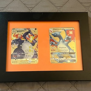 Tapa de cristal para cartas TCG con marco de madera. Admite dos cartas coleccionables.