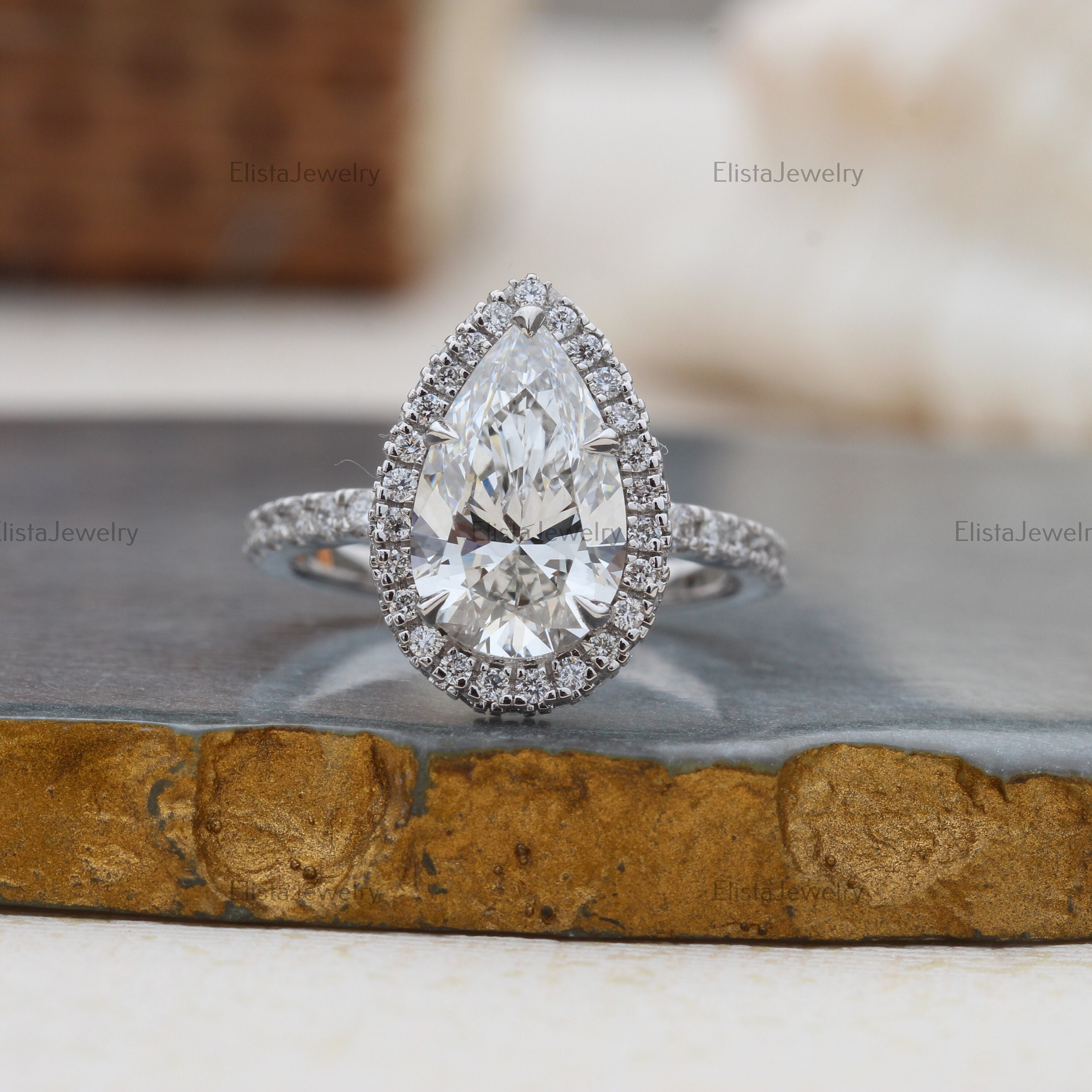 Anillo de compromiso con diamantes de laboratorio en forma de pera de 2,50  quilates: halo de oro amarillo de 18 quilates - Etsy México, image size:3000x3000