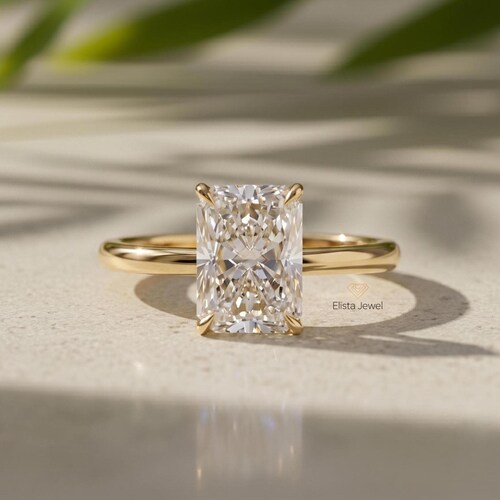 Verlobungsring mit strahlend geschliffenem, im Labor gezüchtetem Diamanten und verstecktem Halo in 14-karätigem Gelbgold, 2 Karat, F/VVS2
