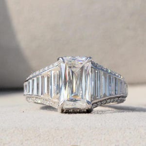 Anillo de compromiso con diamantes cultivados en laboratorio de talla esmeralda: banda de oro blanco de 14 quilates con detalles en baguette
