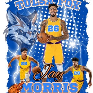 Peut inclure: Un maillot de basket-ball bleu et blanc avec le texte "Tulsa Fox" en haut, "Jay Morris" en écriture cursive en dessous et "Team Captain" en bas. Le maillot porte le numéro "26" sur le devant et le joueur tient un ballon de basket.