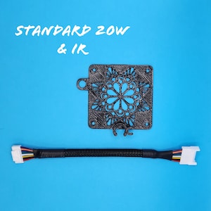 Może przedstawiać: Czarny, wycinany laserowo panel dekoracyjny z kwiatowym wzorem i pasującym kablem z wielokolorowymi przewodami i białymi złączami. Tekst "STANDARD 20W & IR" jest napisany na niebieskim tle.