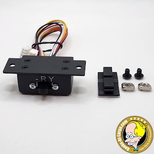 Peut inclure: Un composant électronique noir avec un interrupteur à bascule, un support de montage et des fils attachés. Comprend un clip en plastique noir, des vis et des écrous. Le texte "-RY" est visible sur le composant.