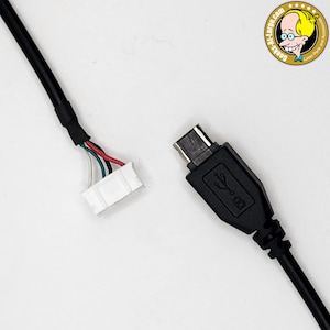 Op de afbeelding: Zwarte USB-kabel met een micro-USB-connector en blootliggende draden. De draden zijn rood, groen en wit, verbonden met een witte connector. De kabel ligt op een witte achtergrond.