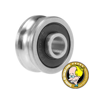 Könnte beinhalten: Ein silberfarbenes V-Nut-Lager mit einem schwarzen Innenring. Das Lager hat eine zylindrische Form mit einem zentralen Loch. Das Bild enthält ein Logo für "Geeks-R-Large.com Laser Parts and Accessories."