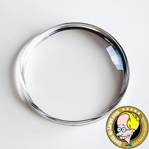 Pode incluir: Uma lente clara e circular com uma borda chanfrada. A lente é feita de material transparente e parece ampliar objetos. A imagem também inclui um logotipo com o texto "Geeks-r-large.com Laser Parts and Accessories."