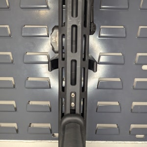Universal Inline Vertical Rest - SecureIt / Akro-Mils | Rifle Holder Storage Rack