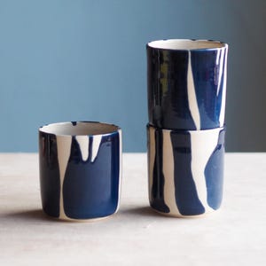 Steinzeug Tasse handgemacht | Midnight Blue Keramik Kaffeetasse | Minimalistischer Wabi-Sabi Becher | Handmade in Germany | Geschenk, 250 ml