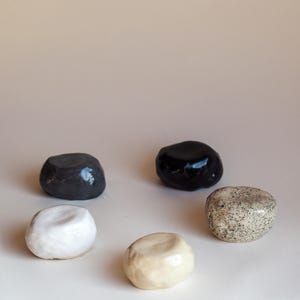 Keramik Schmuckablage Steinform – handgefertigte Wabi-Sabi Schale, Dekoobjekt aus Ton, minimalistisch Geschenkidee, Fine Dining Podest