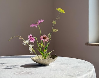 Ikebana Schale Keramik mit Kenzan, Handmade Ikebana Vase, japanisch inspiriert Wabi-Sabi Keramik, minimalistische Blumenvase, Flower Frog
