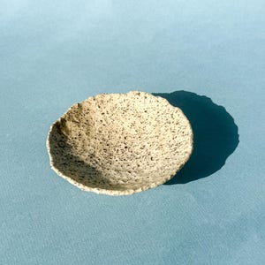 Keramisch sieradenbakje – handgemaakt, zwart gespikkeld | Ring- en sieradenbakje