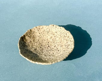 Ceramic stoneware jewelry dish – handmade, black speckled | Ring & jewelry tray