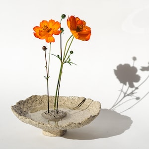 Handmade Ikebana bowl with Kenzan, Japanese-inspired, Wabi-Sabi ceramics, flower arrangement, Ø 17 cm, gift for flower lovers