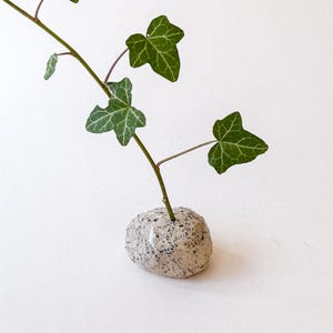 Ikebana-inspiriertet „Stein“ aus Keramik – minimalistisches Objekt für Trockenblumen im Wabi-Sabi Stil