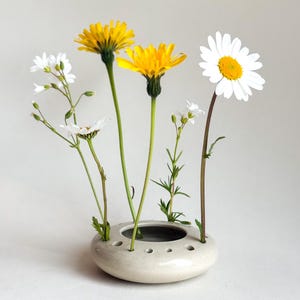 Mini Ikebana Vase Keramik for Single flowers – Small Flower Frog Vase – Minimalist Flower Holder – Japanese Inspired – 9 cm
