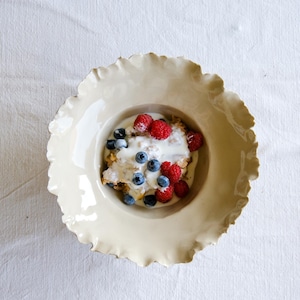 Tiefer Teller mit oranischem Wellenrand, handmade Sculptural Deep Plate, Cream Dinnerware, Restaurant Style Plate, Wabi Sabi Teller