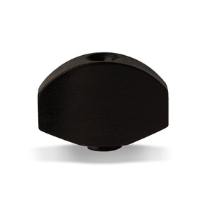 Op de afbeelding: Zwarte gitaar stemknop met een afgeronde, licht gebogen vorm. De knop heeft een gladde, matte afwerking.