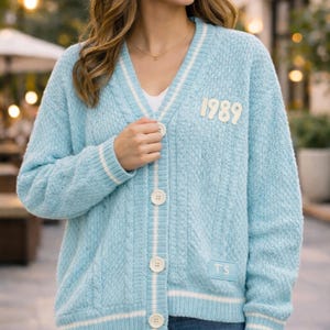 Cárdigan azul inspirado en 1989, suéter de punto trenzado hecho a mano, cárdigan con botones bordados en blanco paloma, un acogedor regalo de invierno.