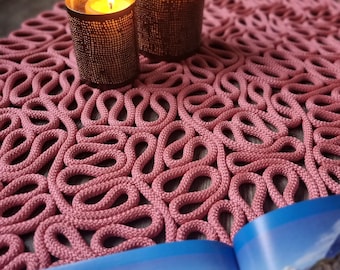 2 handgefertigte Badematten aus Seil, minimalistischer und natürlicher Stil, zartrosa, ideal für moderne Badezimmer und Heim-Wellnessbereiche.
